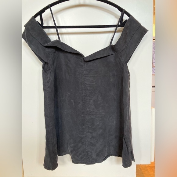 𝅺PAPER Crown black off the shoulder top. - Picture 4 of 4